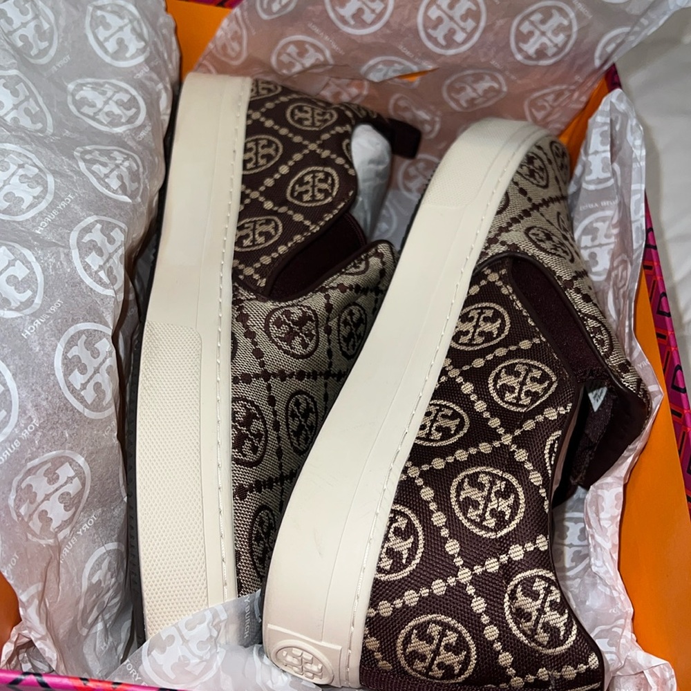 TORY BURCH T-Monogram, Slip On Sneakers! New!🔥🔥🔥 Plum/ Tan